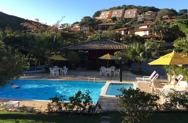 Charming chalet in João Fernandes, gated community and 4 min walk to the beach