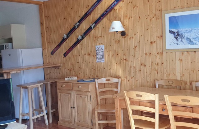 Charming Chalet in Le Hameau du Puy, Superdevoluy - 300m from Slopes, Access to Heated Pool