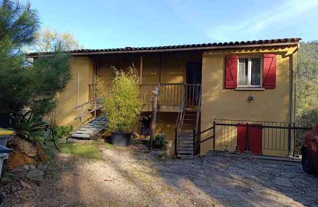 Charming, cheap apartment in picturesque Maures village