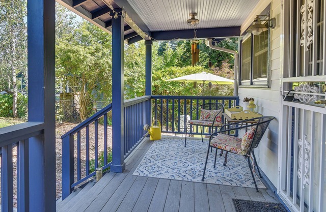 Charming City Cottage ~ 8 Mi to Downtown Portland!