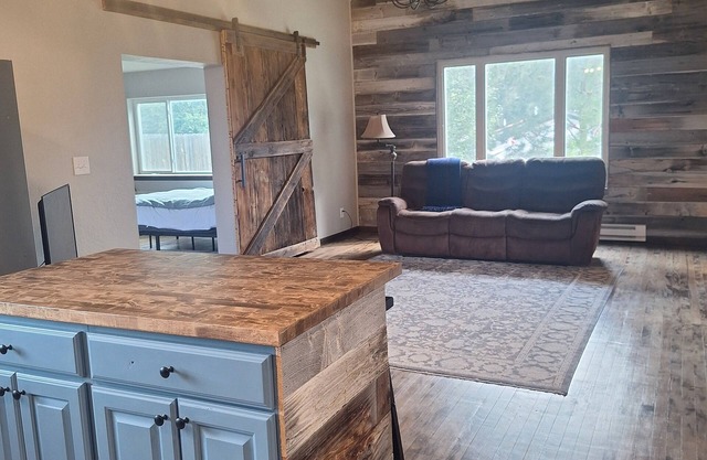 Charming, clean mountain home outside Helena, between Yellowstone/Glacier