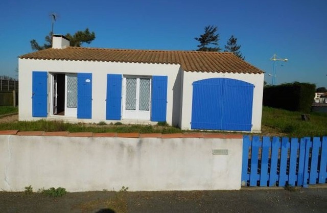 Charming Coastal House, 600m to Beach, Sleeps 6, Pet-Friendly