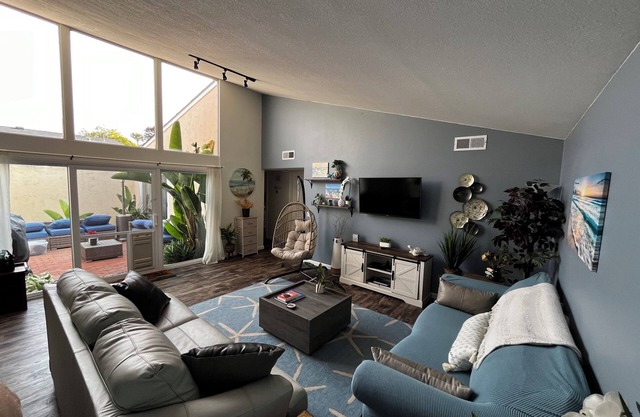 Charming coastal getaway!3 bed 2 bath with 3 private yards. Clean. Dog friendly.