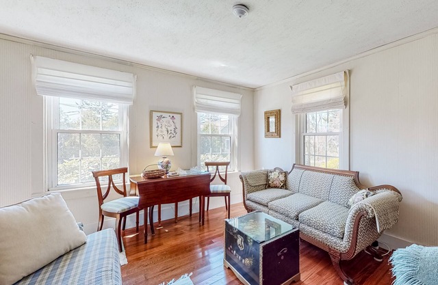 Charming coastal cottage with high-speed WiFi, furnished deck, gas grill, & dock