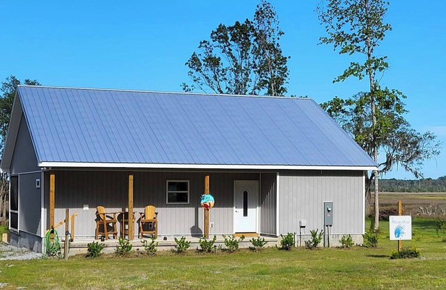 Charming coastal cabin overlooking the marsh, near Darien and Shellman Bluff GA.