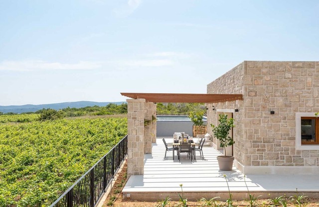 Charming coastal retreat with infinity pool and stunning views