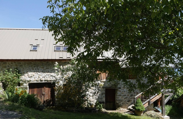 Charming, comfortable chalet, mountains, lakes and skiing.