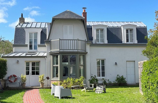 CHARMING, COMFORTABLE HOUSE - SLEEPS 6 - 100 M FROM BEACH WITH GARDEN