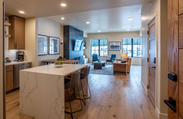 Charming Condo| Fireplace and Balcony