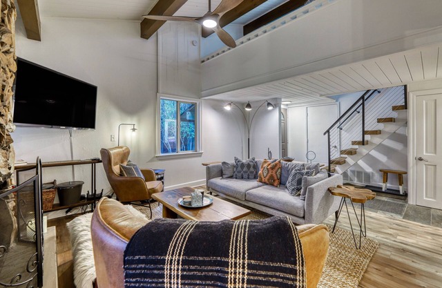 Charming condo near the lake with grill, full kitchen, & W/D