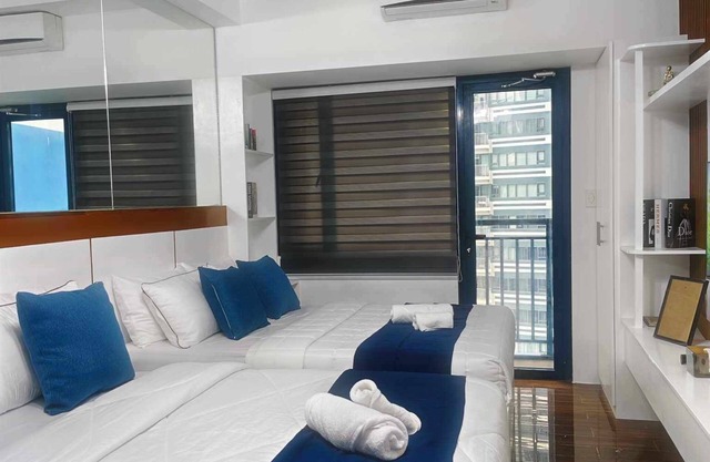 Charming condo with 2 Beds and AC in vibrant Makati