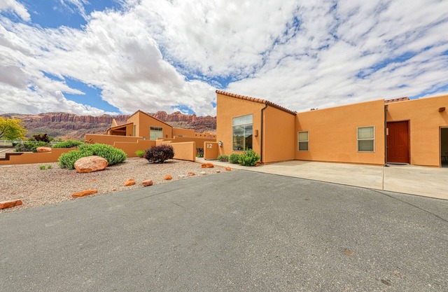 Charming Condo with Mountain Views and Seasonal Pool & Hot Tub - Close to Town