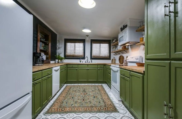 Charming Corner/Walkable to AFB