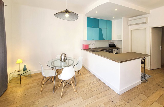 Charming cosy and sunny apartment in the picturesque port of Nice disctrict