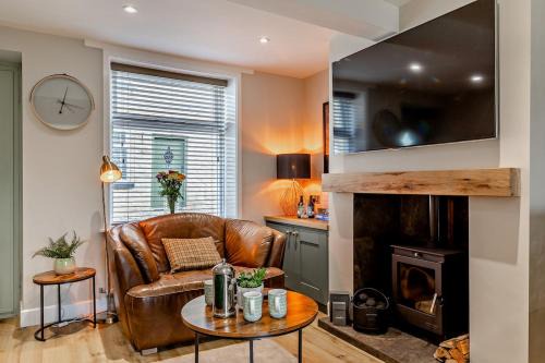 Charming Cosy Cottage in Bollington Village