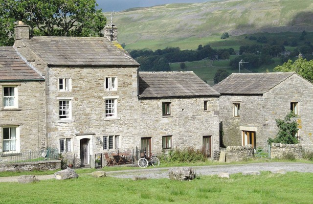 Charming cottage in beautiful location with extensive views of the dales.