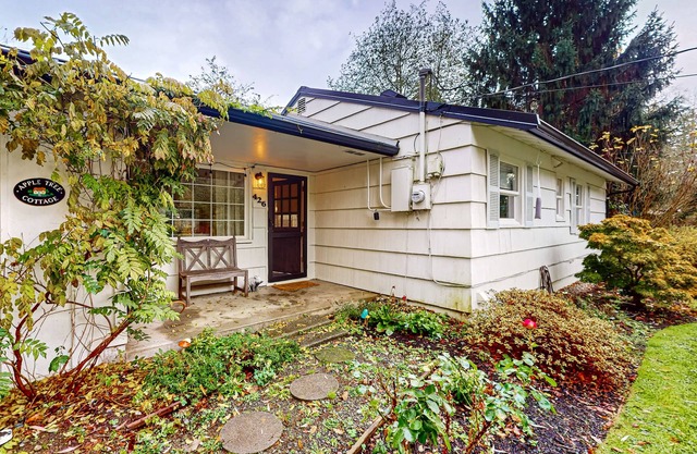 Charming cottage with new finishes, Wifi & walking distance from strawberry park
