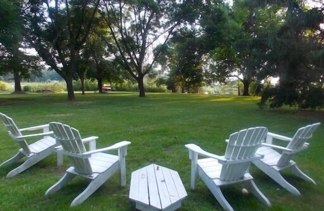 Charming cottage along water with private pier, near St. Michaels Winery