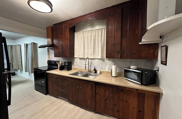 Charming cottage by Ft Bliss & US 54, WiFi, Private parking in delightful ElPaso