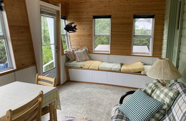 Charming cottage with beautiful vistas - 100m from beach