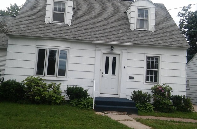 Charming Cottage Centrally Located In The Heart Of Marquette