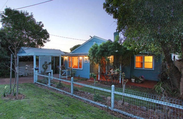 Charming cottage, fully furnished, beach side.