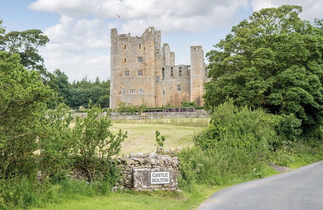 Charming cottage in a magnificent setting, the perfect romantic holiday retreat.