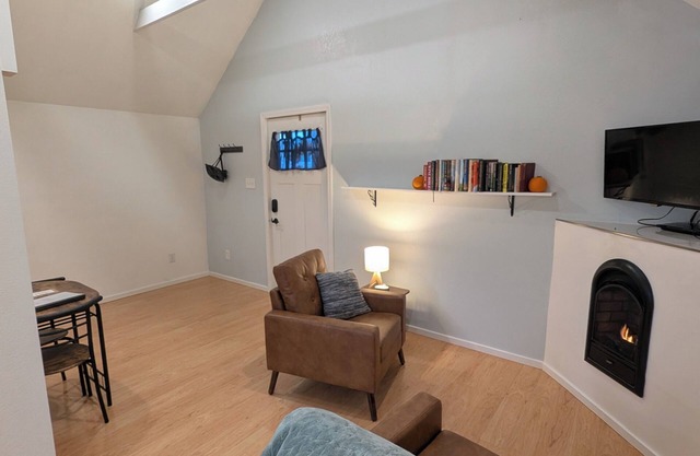 Charming Cottage in Central Salem