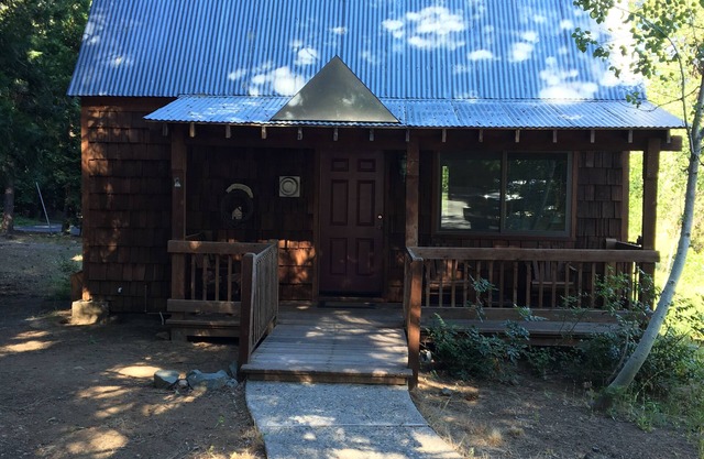 Charming Cottage Just Behind The Historic Dorrington Hotel!