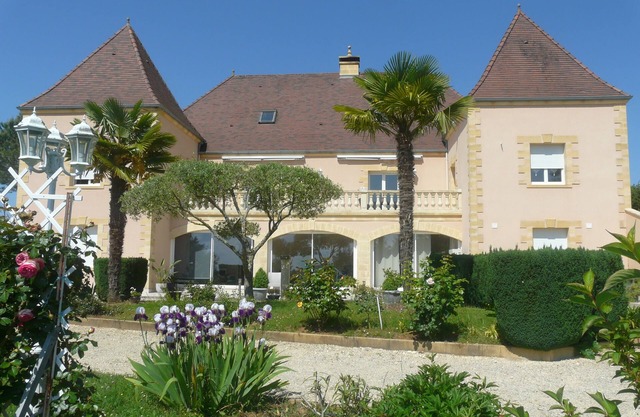 Charming cottage near Sarlat swimming pool spa sauna ponds