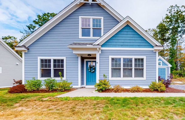 Charming cottage on a preserve with grill, WiFi, W/D, pool, gym, & game room