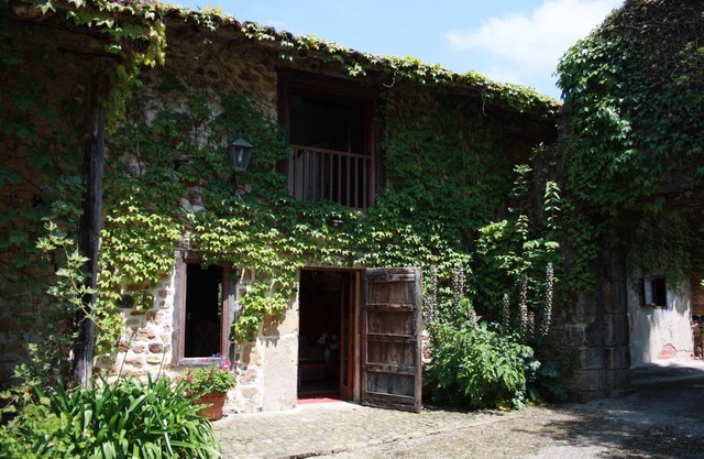 Charming cottage on Palacio de Hualle estate, minutes to beaches, near Comillas