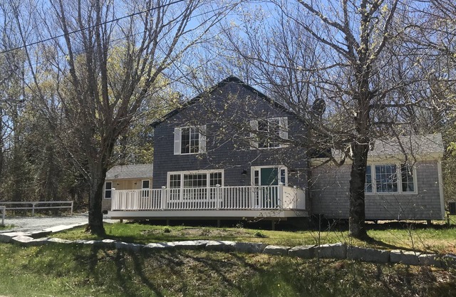 Charming cottage on quiet side road in Sedgwick