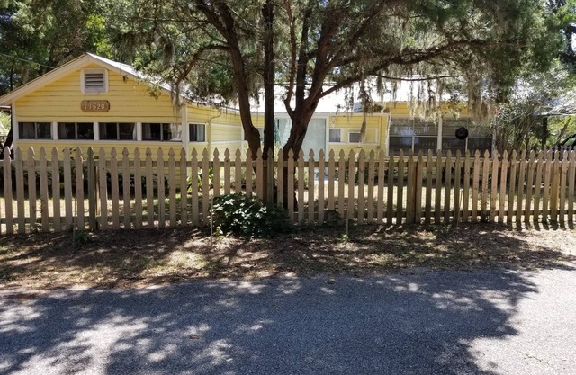 Charming Cottage on Bayou and Bay. Dog friendly. Only 1 mile from the beach!