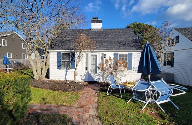 Charming Cottage Steps to Pine Point Bch - 1 mile OOB outside Scarborough w/AC