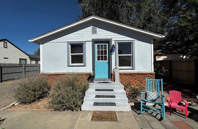 Charming cottage minutes away from Downtown