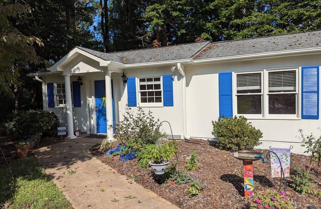 Charming cottage in Winston-Salem with WiFi and AC