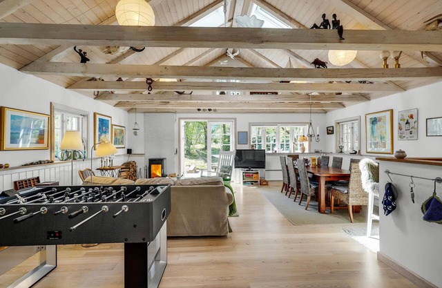 Charming cottage with idyllic outdoor space and distinctive atmosphere.
