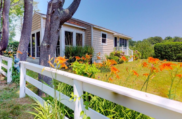 Charming cottage with pleasant outdoor space, short walk to the beach