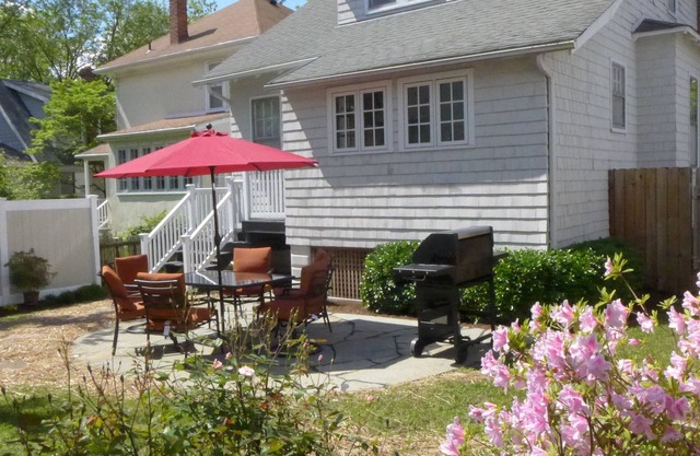 Charming cottage with parking. Easy walk to downtown.