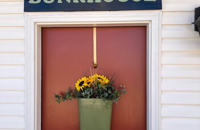 Charming Country Bunkhouse with 2 bedrooms, sleeps 6. (12 miles from Bryce.)