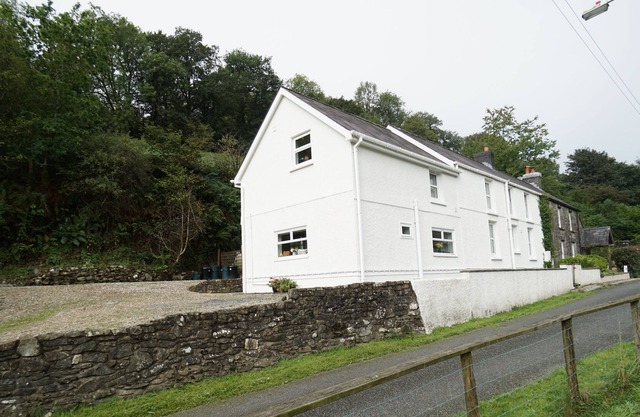 Charming country cottage, near Llandeilo & Carmarthen