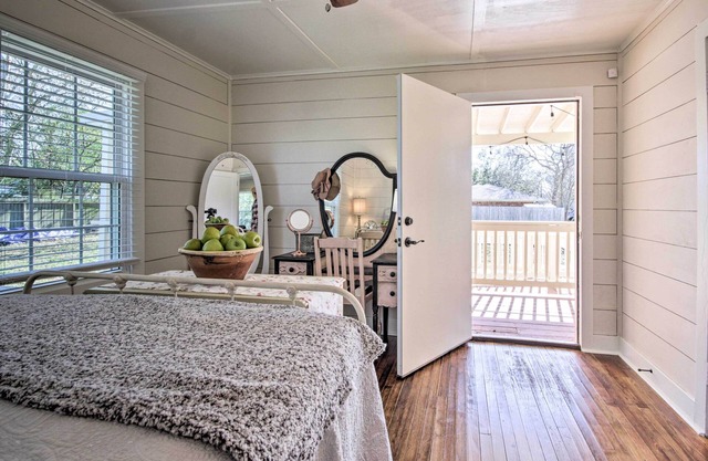 Charming Country Cottage, Walk to Main Street!