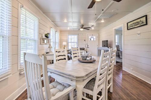 Charming Country Cottage, Walk to Main Street!