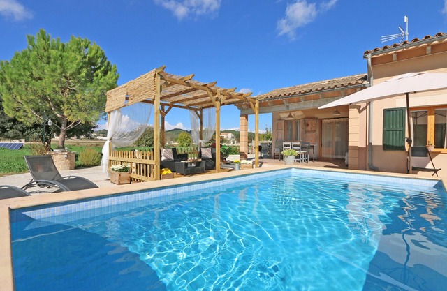 Charming country house in quiet location with pool, terrace, stunning views, internet