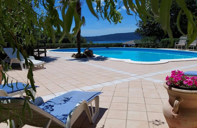 Charming Country House upon lake near Rome, View Pool Wifi climate, up 4