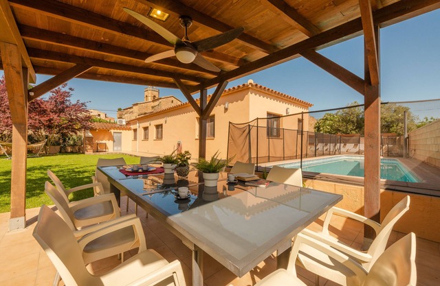 Charming country house ideal for families, with large garden and pool