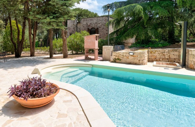 Charming country house with heated pool & park