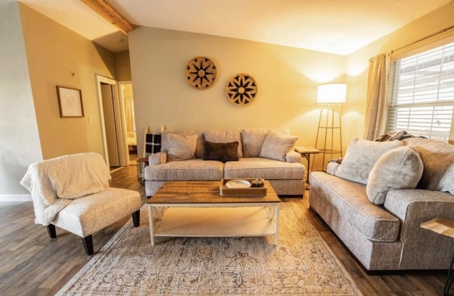 Charming Country Retreat w/hot tub-10 min from Downtown McKinney!