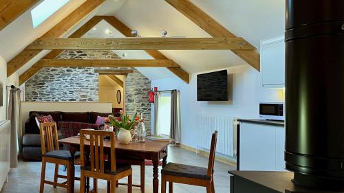 Charming Countryside Barn - Cambrian Cottages